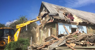 Промышленный демонтаж пристроек к дому в Тутаеве | Цены от 577 руб. за м2